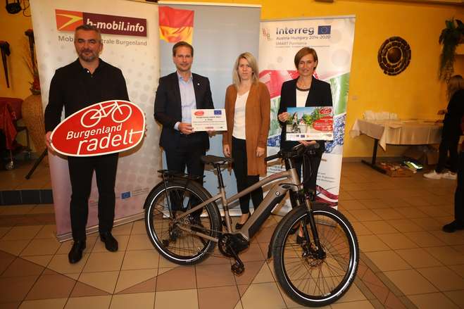 Landesrat Mag. Heinrich Dorner, Andreas Leitner und Birgit Kollmann-Bieler (Reduce Gesundheitsresort Bad Tatzmannsdorf) und DI Christine Zopf-Renner, Leiterin der Mobilitätszentrale Burgenland