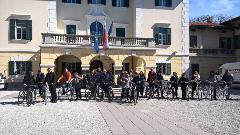 Gruppenfoto aller Teilnehmer mit ihren Fahrrädern