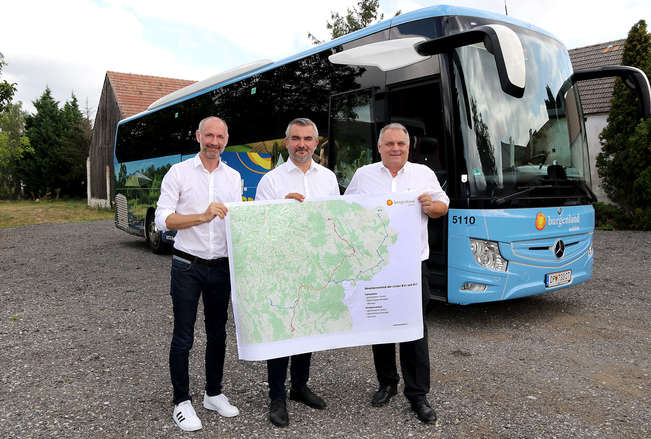 Gesamtverkehrskoordinator Peter Zinggl, LR Mag. Heinrich Dorner, VBB-Geschäftsführer Wolfgang Werderits (v.l.) mit der Karte, die den Streckenverlauf der neuen Buslinien B11 und B12 im Überblick zeigt, vor einem der Busse der VBB