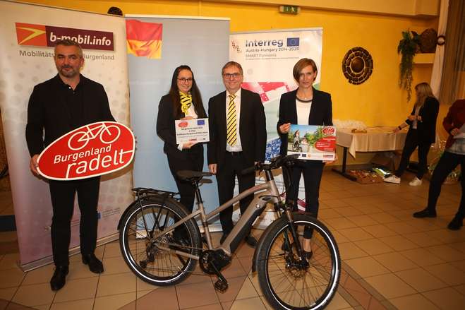 Landesrat Mag. Heinrich Dorner, Jennifer Forauer und Andreas Kunagl (Raiffeisenbank Burgenland Mitte) und DI Christine Zopf-Renner, Leiterin der Mobilitätszentrale Burgenland