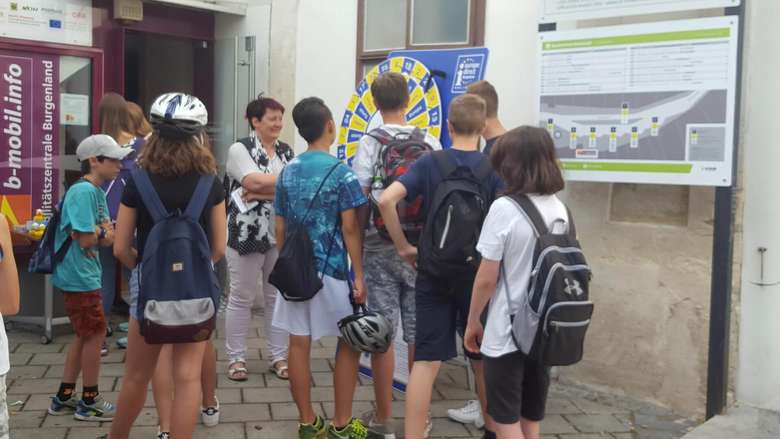 Schüler vor der Abfahrtstafel