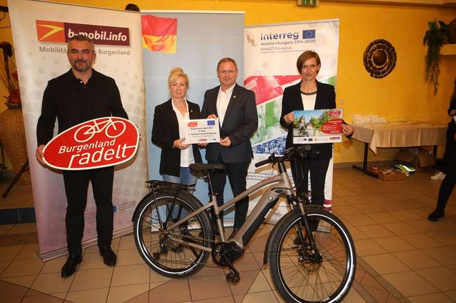 Landesrat Mag. Heinrich Dorner, Brigitte Janiba und Siegfried Pamer (1. Laufclub Parndorf/Radclub) und DI Christine Zopf-Renner, Leiterin der Mobilitätszentrale Burgenland