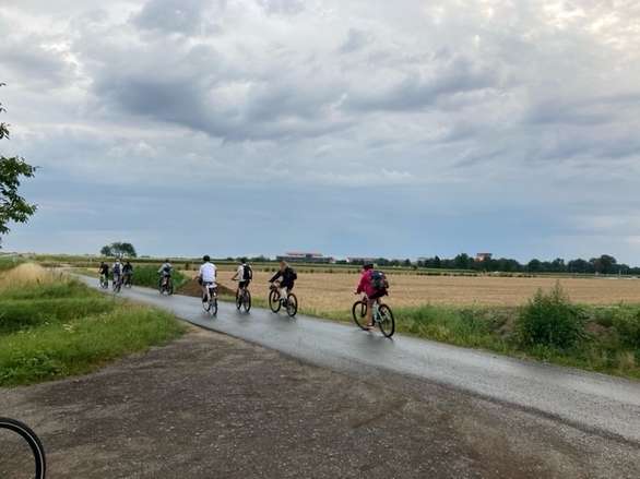 SchülerInnen beim Radfahren