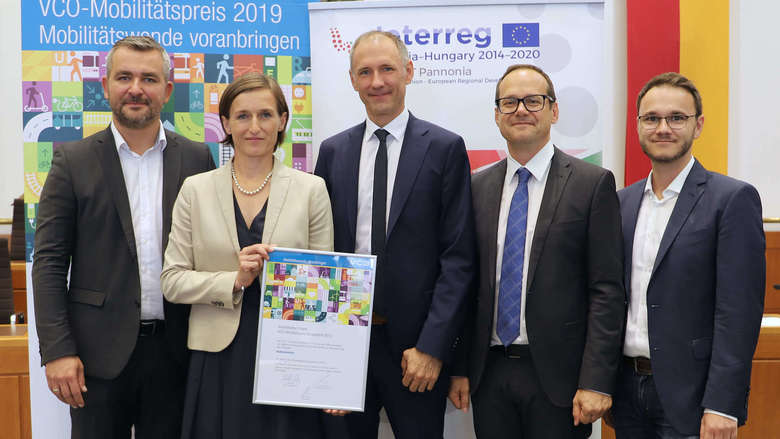 VCÖ-Experte Markus Gansterer, Landesrat Heinrich Dorner und ÖBB-Regionalmanager Michael Elsner mit den Preisträgern 