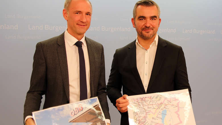 Infrastrukturlandesrat Heinrich Dorner und Gesamtverkehrskoordinator Peter Zinggl präsentieren den Fahrplanwechsel 