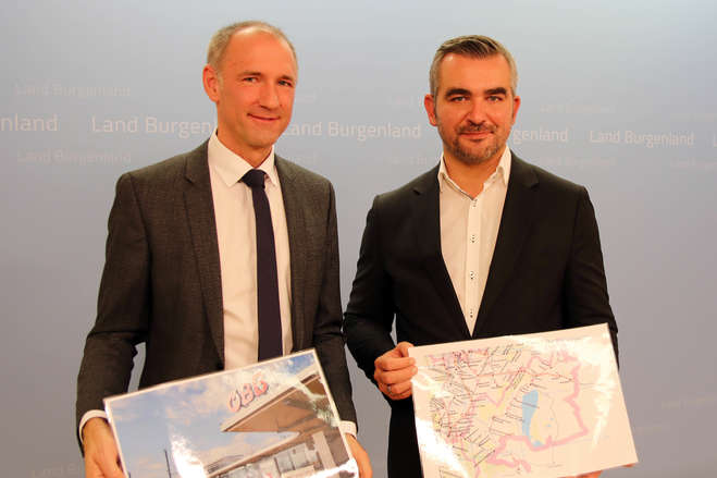 Infrastrukturlandesrat Heinrich Dorner und Gesamtverkehrskoordinator Peter Zinggl präsentieren den Fahrplanwechsel 