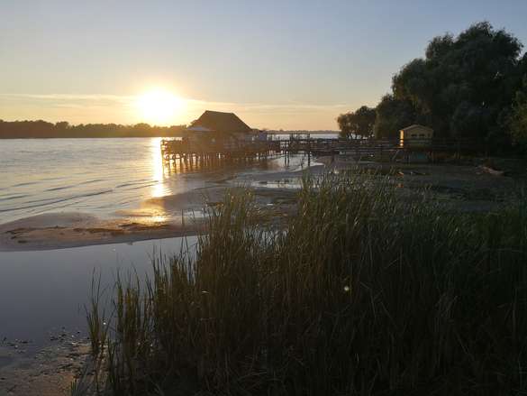 Sonnenuntergang und Haus auf der Donau