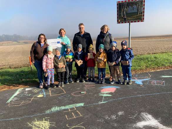 Gruppenfoto mit Tina Wurm, Bgm. Kern, Kindergarten Pädagogin und Kinder