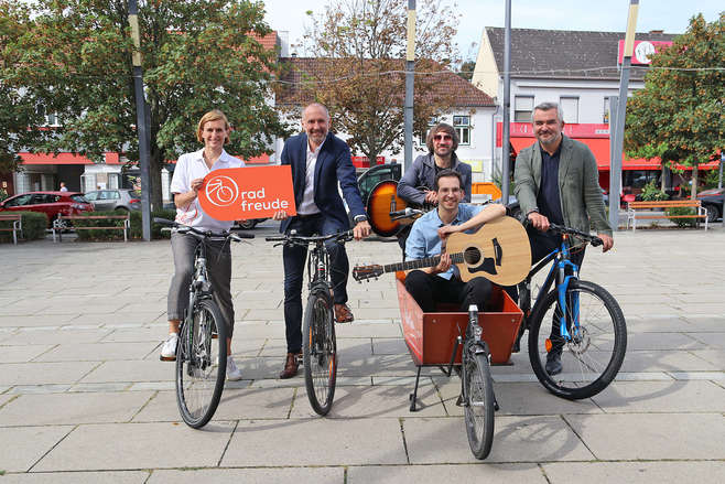 v.l.: DI Christine Zopf-Renner, Leiterin der Mobilitätszentrale Burgenland, Mag. Peter Zinggl, Gesamtverkehrskoordinator Burgenland, Steve Smith (hi, mit Brille) und Tom Oriovics von der Band „The Blamphins“, LR Mag. Heinrich Dorner bei der Präsentation der Radfreude KonzertTour 