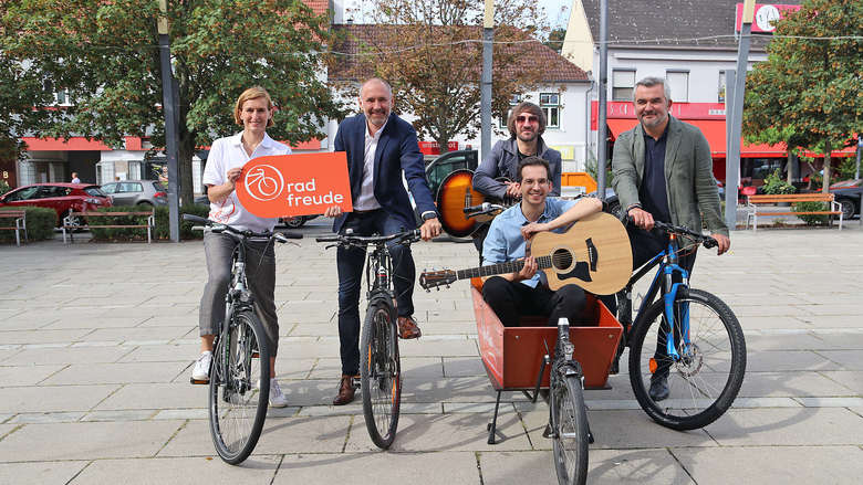 v.l.: DI Christine Zopf-Renner, Leiterin der Mobilitätszentrale Burgenland, Mag. Peter Zinggl, Gesamtverkehrskoordinator Burgenland, Steve Smith (hi, mit Brille) und Tom Oriovics von der Band „The Blamphins“, LR Mag. Heinrich Dorner bei der Präsentation der Radfreude KonzertTour 