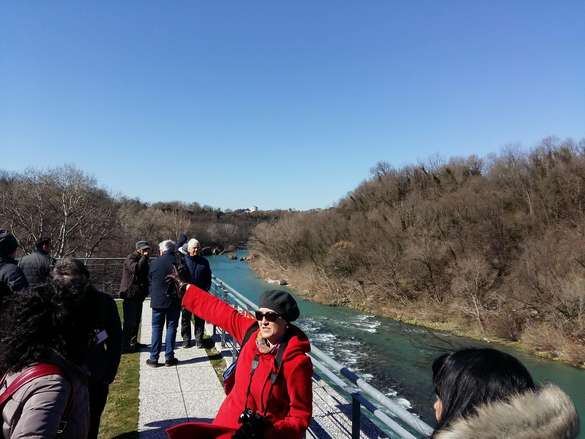 Teilnehmer auf einer Brücke beim Fluss 