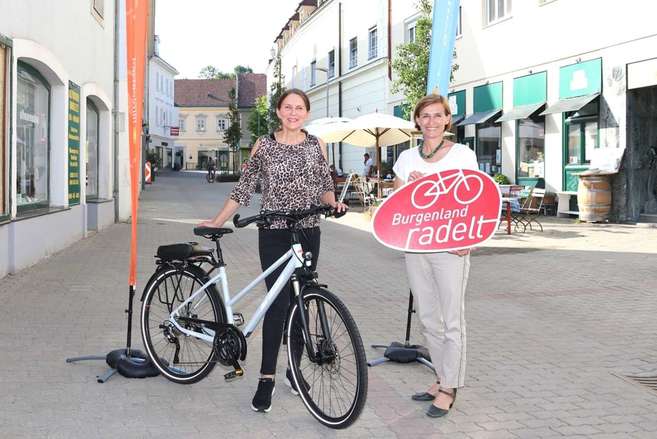 Romana Bogner, Christine Zopf-Renner mit Fahrrad