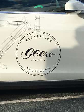 E-Auto Tesla mit Werbung am Auto