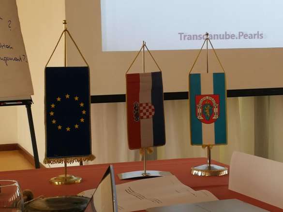 3 kleine Flaggen stehen im Tisch