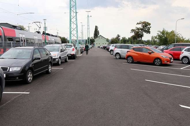 Ansicht P&Ride Anlage mit parkenden Autos