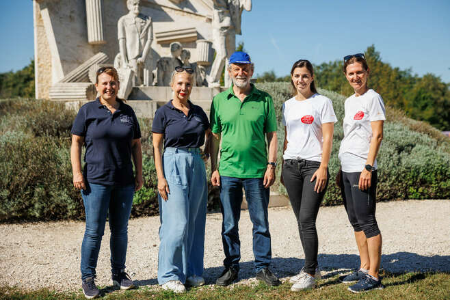 Projektteam mit Michael Cramer vor Mahnmal