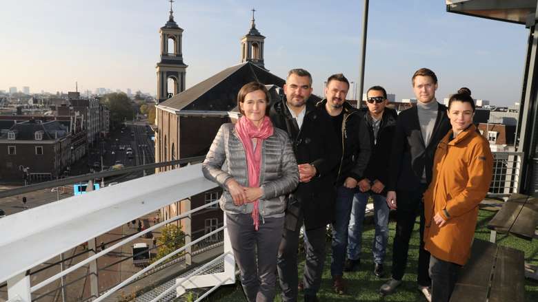 Gruppenfoto auf Brücke