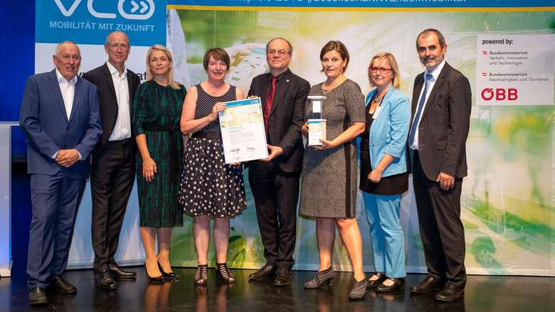 VertreterInnen des Ministeriums für Nachhaltigkeit und Tourismus und des Umweltbundesamts Österreich nehmen den VCÖ-Mobilitätspreis entgegen 