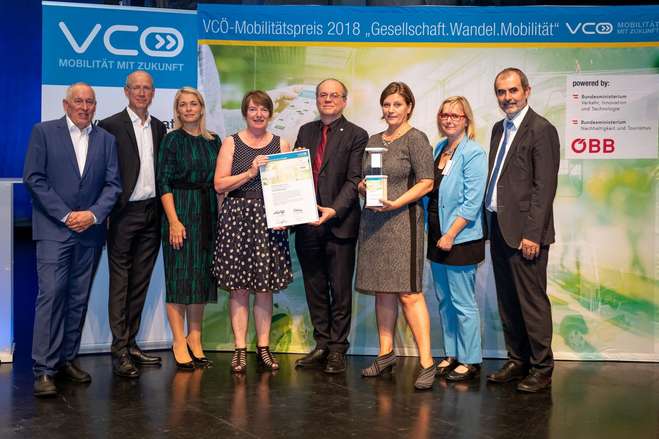VertreterInnen des Ministeriums für Nachhaltigkeit und Tourismus und des Umweltbundesamts Österreich nehmen den VCÖ-Mobilitätspreis entgegen 
