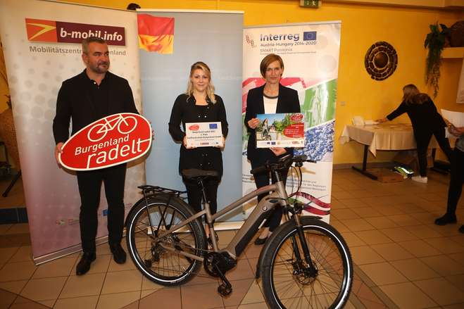 Landesrat Mag. Heinrich Dorner, Jennifer Wolfgeher (FH Burgenland GmbH) und DI Christine Zopf-Renner, Leiterin der Mobilitätszentrale Burgenland