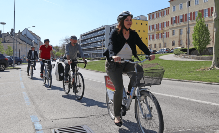 Landerätin Astrid Eisenkopf, AK Präsident Gerhard Michalitsch, Gesamtverkehrskoordinator Peter Zinggl und Alec Hager beim Radfahren zur Pressekonferenz