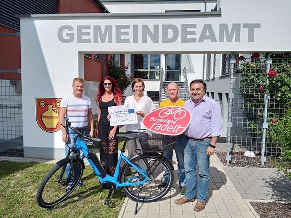 Gruppenfoto vor dem Gemeindeamt Stoob