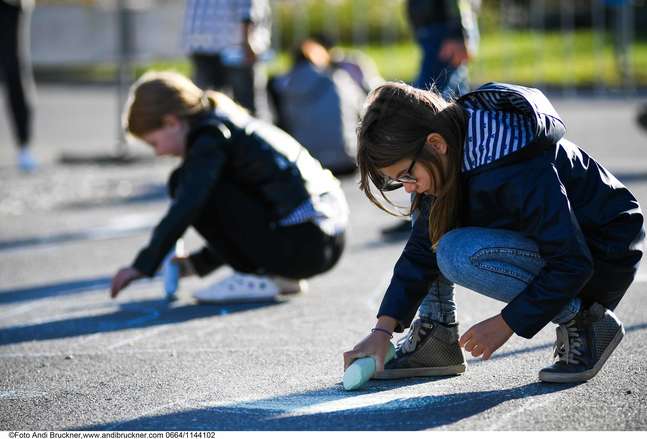 Kinder beim Malen