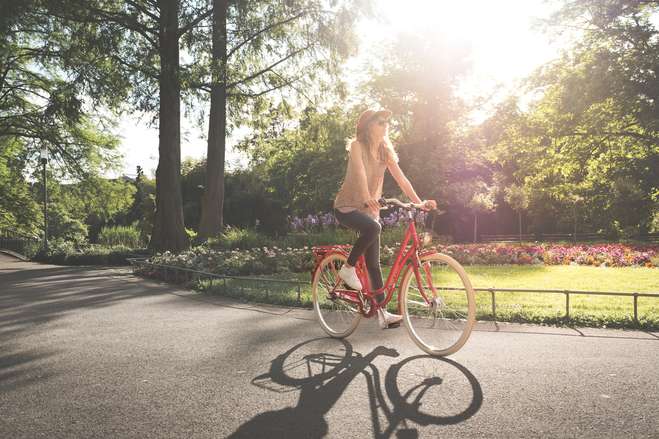 Dame auf Fahrrad