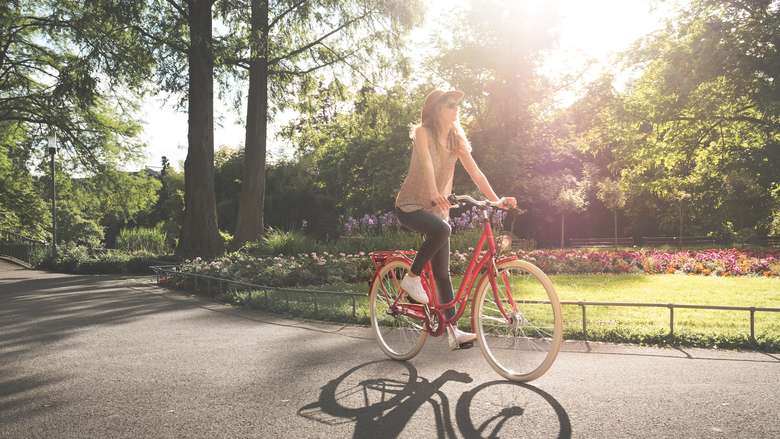 Dame auf Fahrrad
