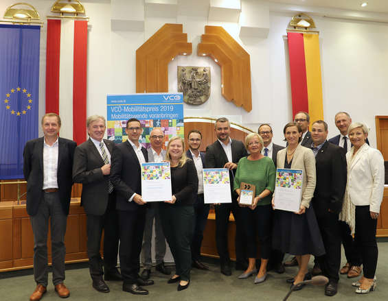 VCÖ-Experte Markus Gansterer, Landesrat Heinrich Dorner und ÖBB-Regionalmanager Michael Elsner mit den Preisträgern 