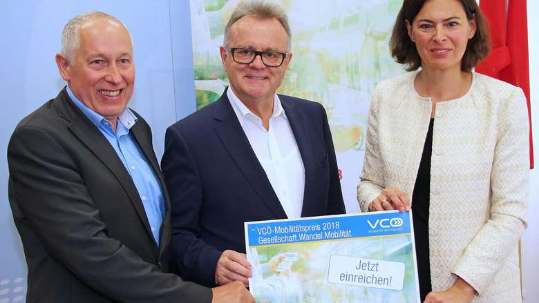 Dr. Willi Nowak, Geschäftsführer VCÖ, Landeshauptmann Hans Niessl und Mag.a Silvia Angelo, Mitglied des Vorstands, ÖBB-Infrastruktur AG, gaben den Startschuss zum diesjährigen VCÖ-Mobilitätspreis Burgenland, der 2018 unter dem Motto „Gesellschaft. Wandel. Mobilität“ steht 