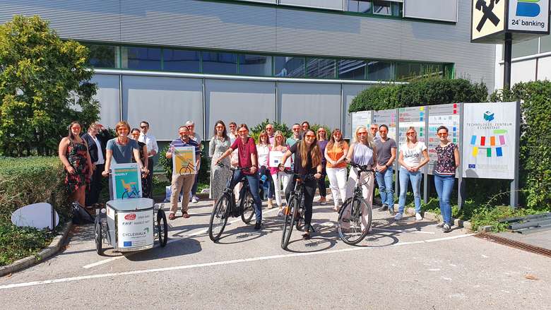 RMB MitarbeiterInnen mit E-Lastenrad und E-Bikes