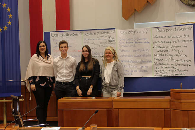 Landesrätin mit Schüler und Elisabeth Nussbaumer