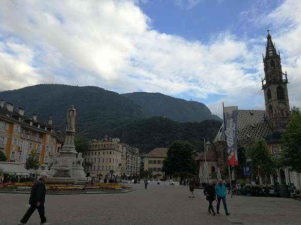 Innenstadt von Bozen, mit Kirche und Berg im Hintergrund