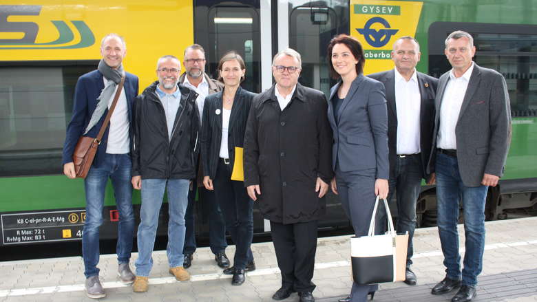Veranstalter mit LH Hans Niessl vor einem Zug