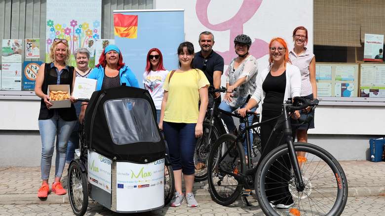 (v.l.n.r.): Emma Gradwohl, Sabine Hoschopf, Doris Horvath, Sabrina Tiewald, Ester Passoni, Landesrat Heinrich Dorner, Diana Geßele und Kathrin Tremmel-Horvath