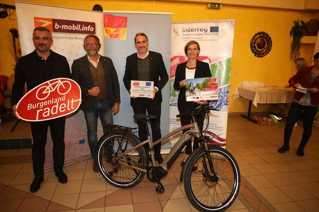 Landesrat Mag. Heinrich Dorner, Christof Hermann und Helmut Hauser (ÖBB) und DI Christine Zopf-Renner, Leiterin der Mobilitätszentrale Burgenland