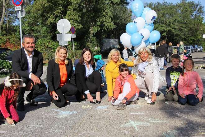 LR Dorner, LR Winkler, Direktorin Csukker, Stadträtin Kappel, Bgm. Böhm und Kinder beim Malen