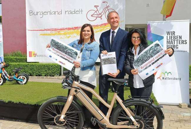 Gesamtverkehrskoordinator Peter Zinggl mit Landesrätin Astrid Eisenkopf und VS Direktorin Rafaela Strauß bei der Veranstaltung Burgenland radelt in Mattersburg