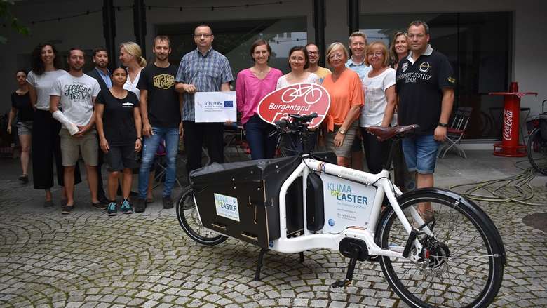 Gruppe der TeilnehmerInnen mit Lastenrad