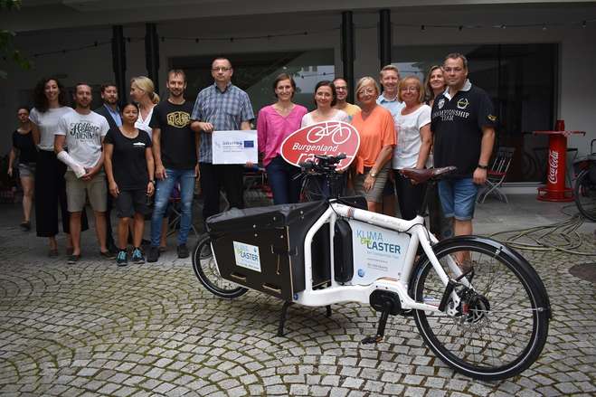 Gruppe der TeilnehmerInnen mit Lastenrad