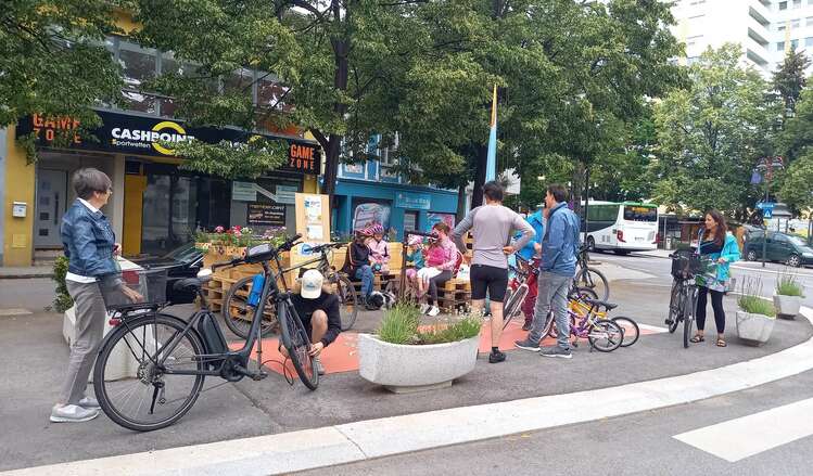 Gruppe Radfahrende bei der Grätzloase