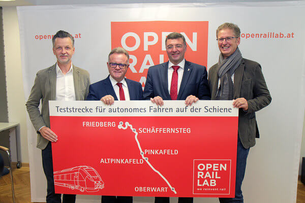 Politiker und Personen der ÖBB halten ein Schild für die erste Teststrecke  mit selbstfahrenden Züge