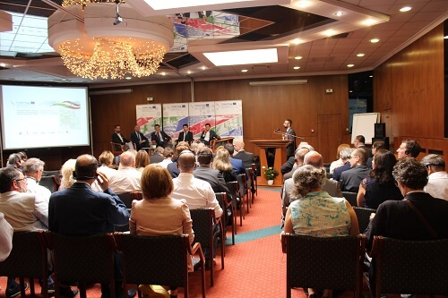 iele Personen sitzen im Saal und hören den Projektpartner zu