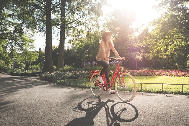 Frau auf dem Fahrrad