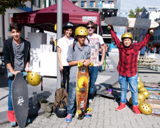 Kinder mit Skateboards