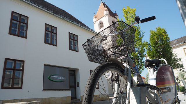 Fahrrad mit Fahrradkorb in der Stadt